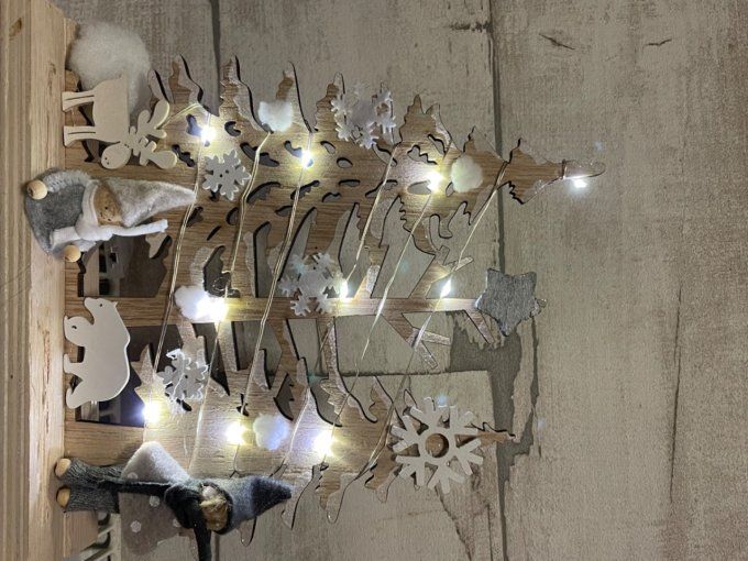 Lutin sur décor forêt 
