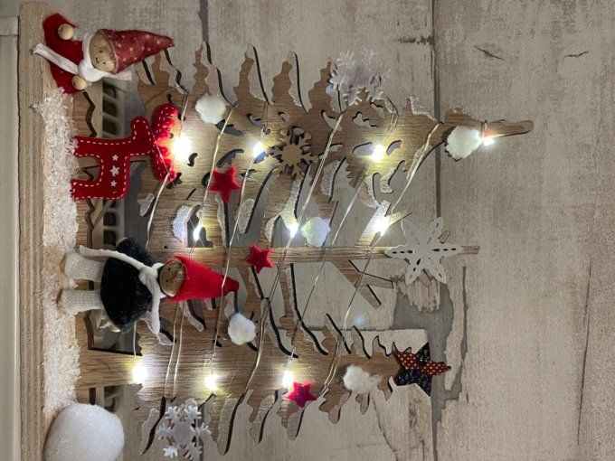 Lutin sur décor forêt 